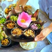 ร้าน 𝙊𝙣𝙚 𝙀𝙣𝙘𝙝𝙖𝙣𝙩𝙞𝙣g Thai Kitchen