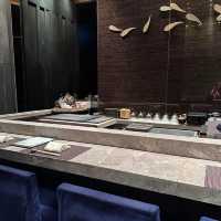 「海景鐵板燒餐廳，服務有禮貌。」