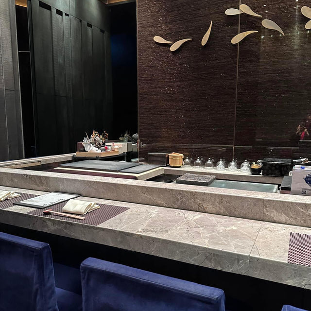 「海景鐵板燒餐廳，服務有禮貌。」