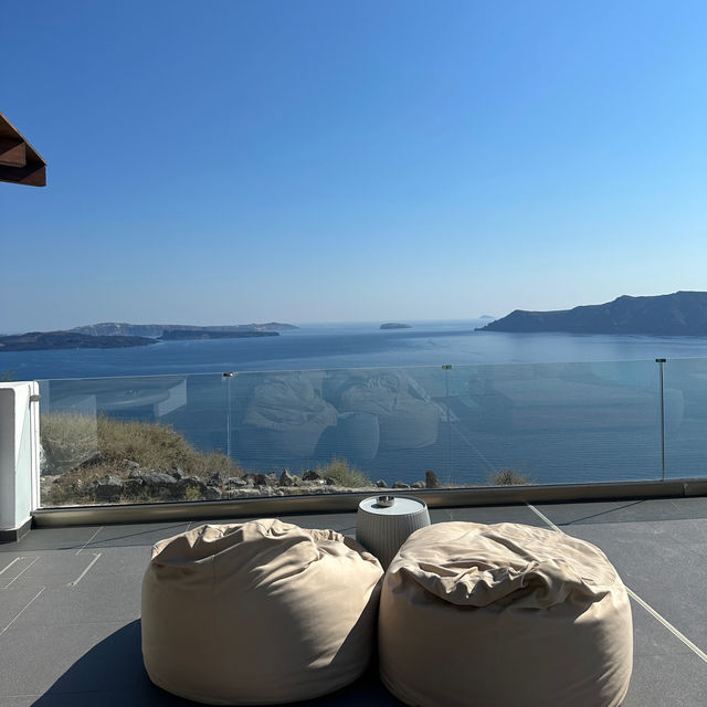 希臘聖托里尼 🇬🇷｜坐在泳池邊面向愛琴海🥰