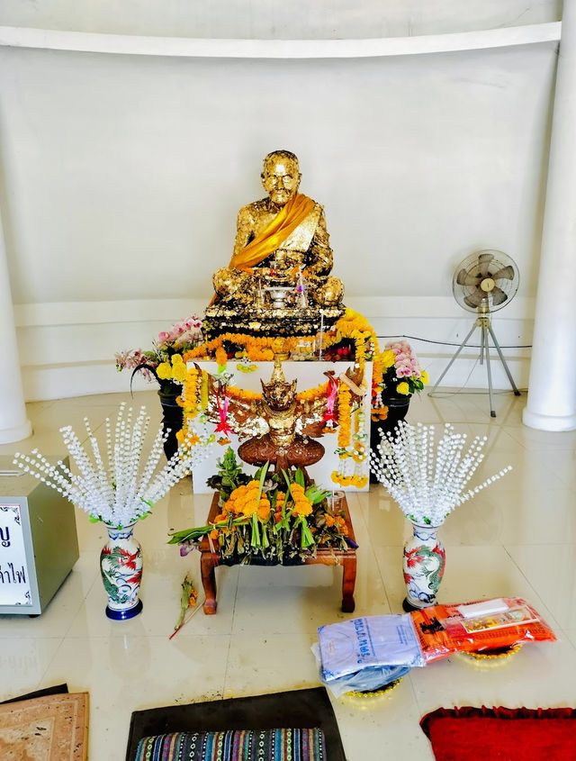 Luang Phor Thuad's Statue