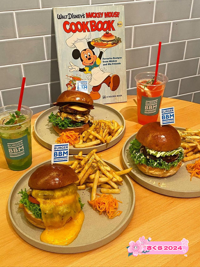 【福岡グルメ】滝のようにかけられたとろとろチーズのハンバーガー！