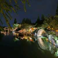 看着乌镇的夜景，吃着甜品