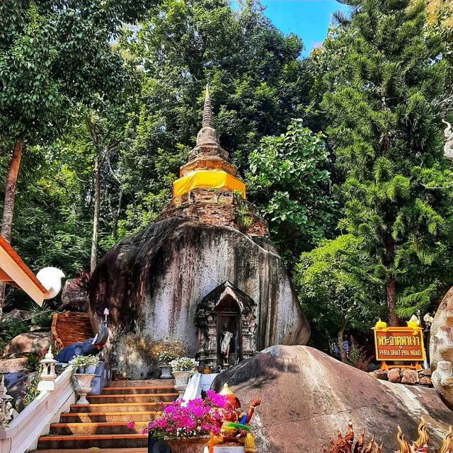 วัดพระธาตุผาเงา กราบสักการะหลวงพ่อผาเงา