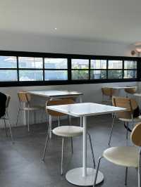 ๋ฐ๋ท๊ฐ๋ฅผ ๋ฐ๋ผ๋ณด๋ฉฐ ์ปคํผํ์ ํ  ์ ์๋ ์ฌ๋์นดํ๐๐ป