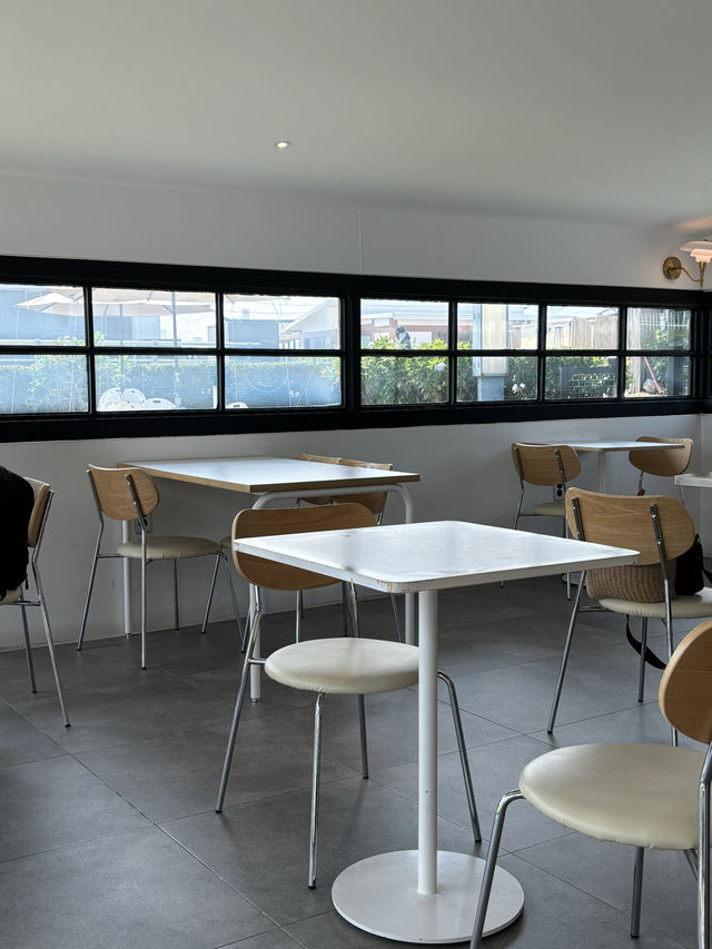 ๋ฐ๋ท๊ฐ๋ฅผ ๋ฐ๋ผ๋ณด๋ฉฐ ์ปคํผํ์ ํ  ์ ์๋ ์ฌ๋์นดํ๐๐ป ๋ฐ๋ท๊ฐ๋ฅผ ๋ฐ๋ผ๋ณด๋ฉฐ ์ปคํผํ์ ํ  ์ ์๋ ์ฌ๋์นดํ๐๐ป