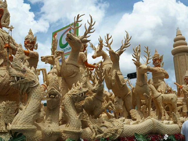 ต้นเทียนพรรษา  ..วัดแจ้ง  อุบลราชธานี