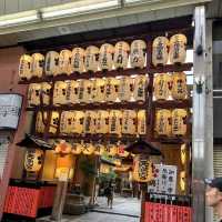 京都景點｜隱身商店街能增長學問智慧、金牛求財富—錦天滿宮
