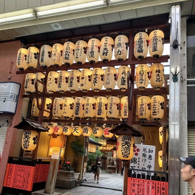 京都景點｜隱身商店街能增長學問智慧、金牛求財富—錦天滿宮