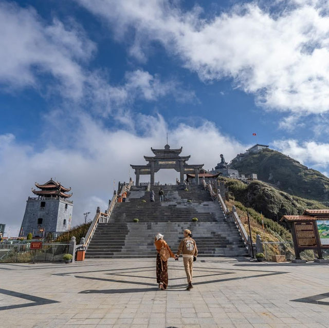 นั่งกระเช้าลอยฟ้า เที่ยวชมยอดเขาฟานซีปัน⛰️