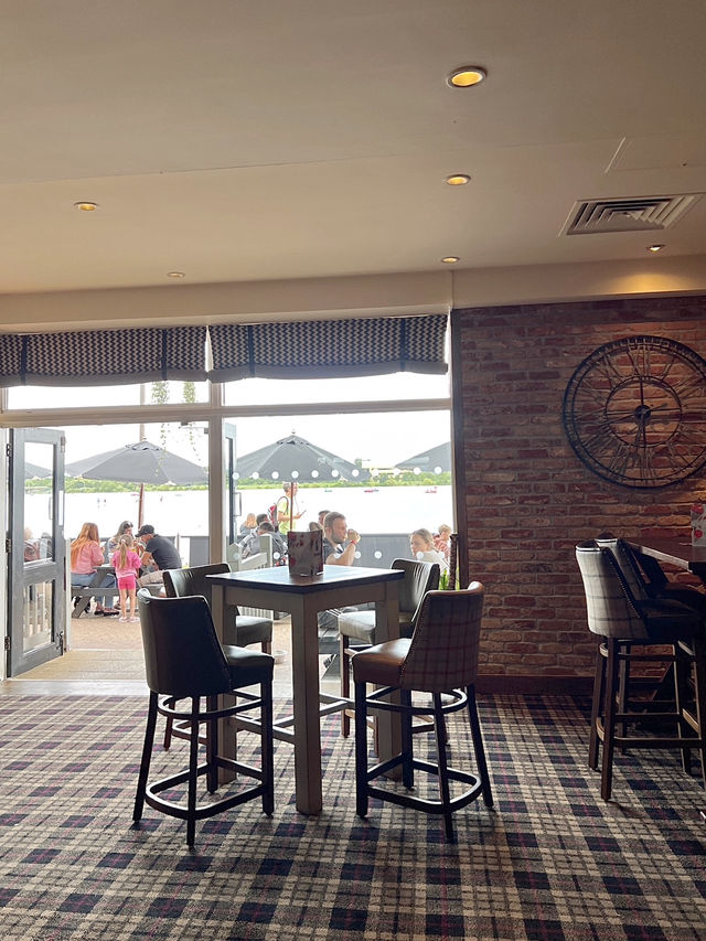 英國米爾頓凱恩斯舒適湖泊餐廳-The Lakeside