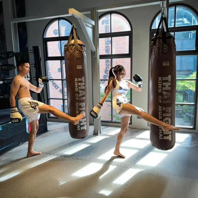 Lớp học đấm bốc tại Thai Fight Hotel