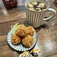 綠色爬藤植物.環境設計風格很清爽.寵物友善餐廳.美食的台北早午餐.非吃不可（GreenHouse)餐廳