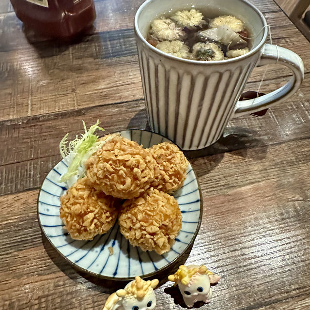 綠色爬藤植物.環境設計風格很清爽.寵物友善餐廳.美食的台北早午餐.非吃不可（GreenHouse)餐廳