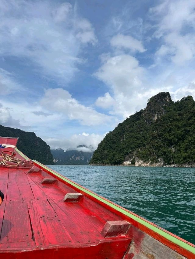 ล่องเรือเที่ยว  ที่อุทยานแห่งชาติเขาสก