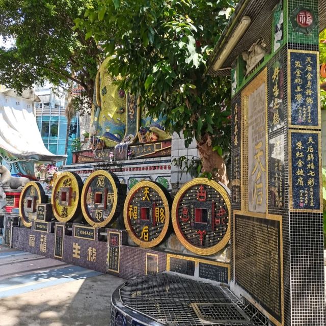 ไหว้ขอพรเจ้าแม่กวนอิมริมทะเลที่ Repulse Bay