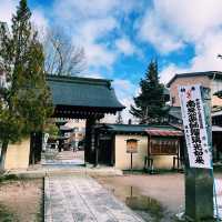 遊走在人文氣息裡，踏著雪白的路