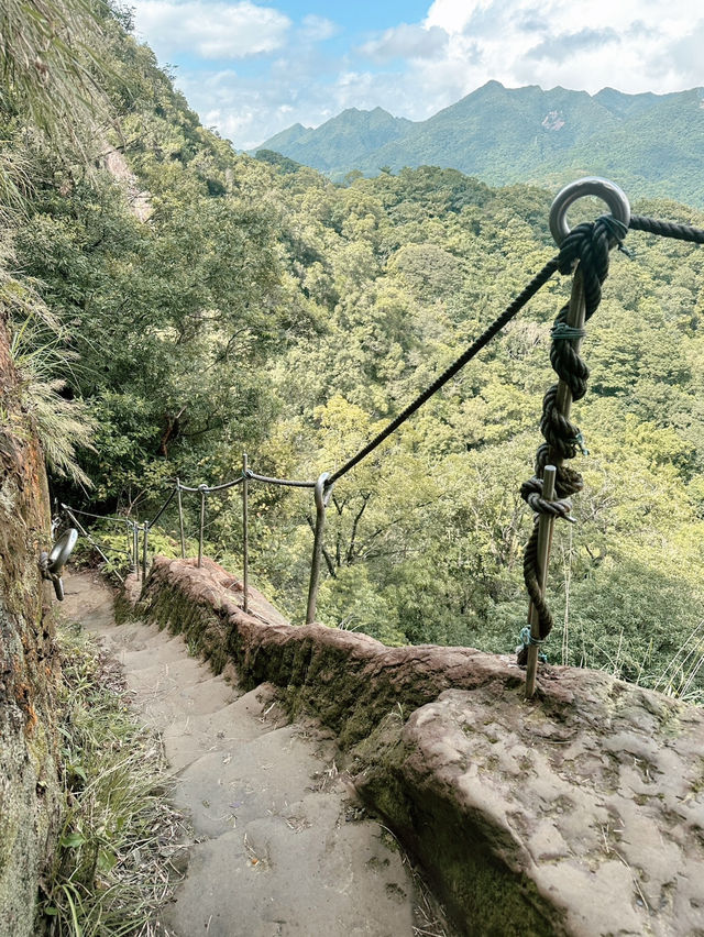 難度其實不高，但步步會讓你覺得驚險刺激在挑戰膽量的孝子山！