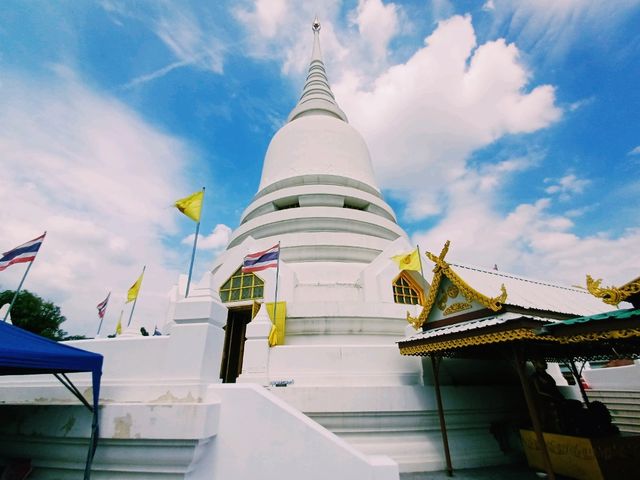 曼谷寺廟景點：Wat Phra Si Mahathat Woramahawihan瑪哈泰寺，適合休息發呆拍照📸打卡
