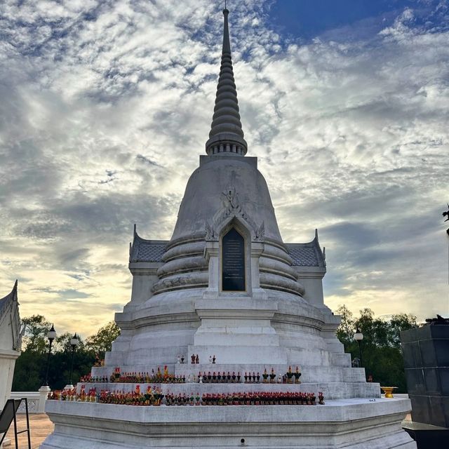 📌 อนุสรณ์สถานพระสถูปเจดีย์สมเด็จพระเจ้าตากสิน