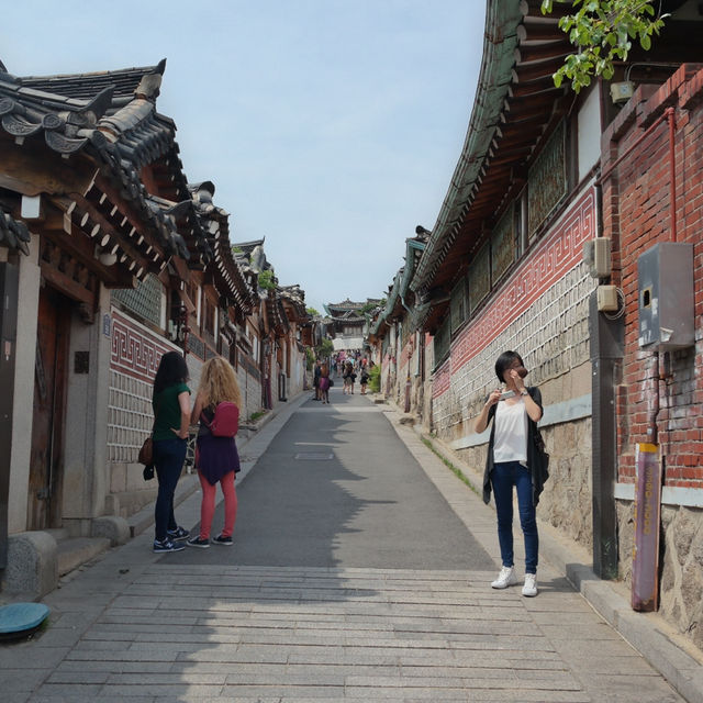 Walking Through History: The Beauty of Bukchon Hanok Village!