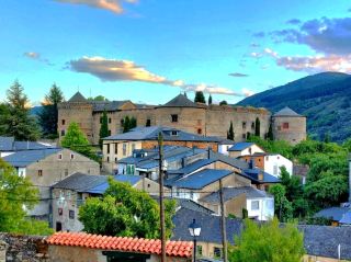 A square and cylindrical castle