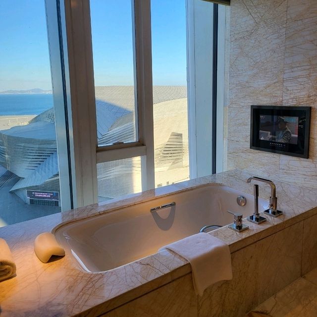 Hilton Dalian 5 star hotel in the city 🏙️