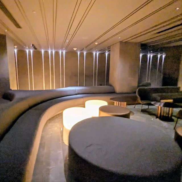 Asian Hotel 交通方便、時尚豔紅的曼谷亞洲酒店