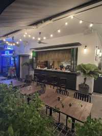 vibey cafe with unique hainanese dishes!!! 🍸🍃✨