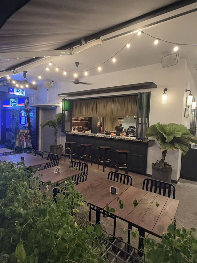 vibey cafe with unique hainanese dishes!!! 🍸🍃✨