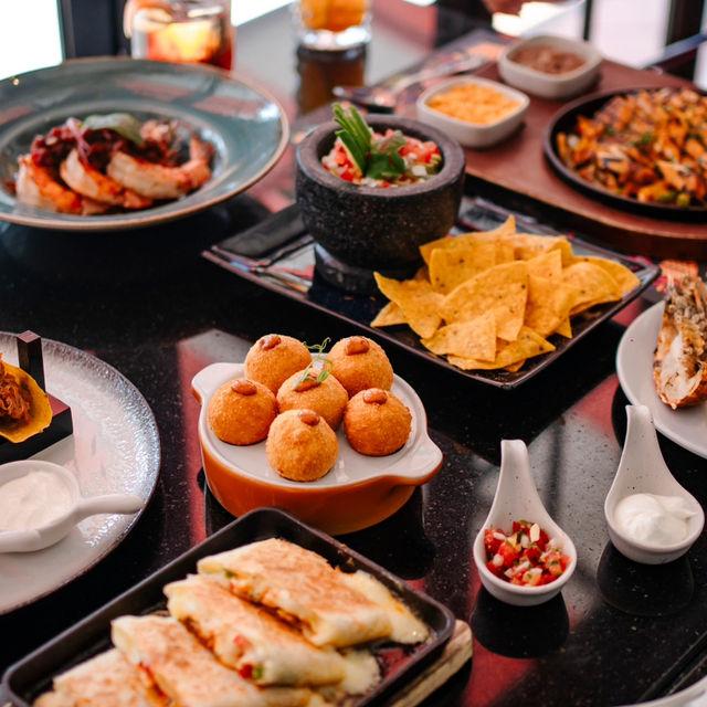 Weekend Pool Brunch ริมสระว่ายน้ำสุดชิล