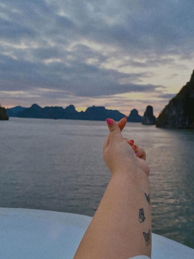 🌊 Explore the Stunning Ha Long Bay! 🏝️