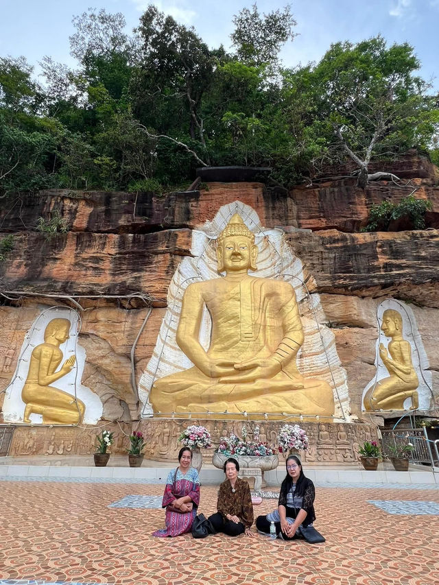 พระพุทธรูปหินแกะสลักภูผาขาว มุกดาหาร