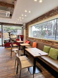 ์ ์ฃผํ์ฅ๋ง์์ ์์นํ ๊ฐ์ฑ ์นดํ