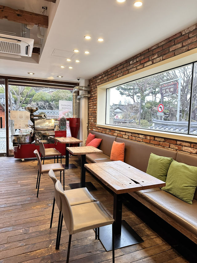 ์ ์ฃผํ์ฅ๋ง์์ ์์นํ ๊ฐ์ฑ ์นดํ ์ ์ฃผํ์ฅ๋ง์์ ์์นํ ๊ฐ์ฑ ์นดํ