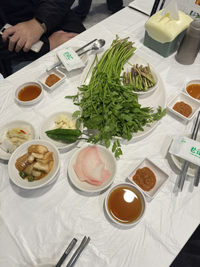 韓國首爾｜弘大 水芹菜烤豬肉 The Grazing Pig 풀뜯는돼지 吃草的豬烤肉
