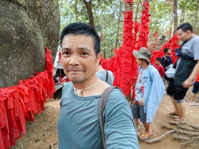   "ผ้าแดง" เขาคิชฌกูฏ  