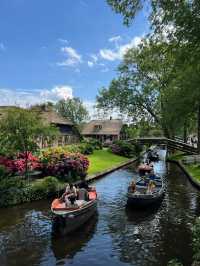🌿🚣 Discover the Fairytale Village of Giethoorn, Netherlands! 🏡✨
