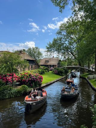 🌿🚣 Discover the Fairytale Village of Giethoorn, Netherlands! 🏡✨