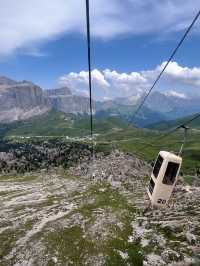 กระเช้าลับในเทือกเขา Dolomite Italy 