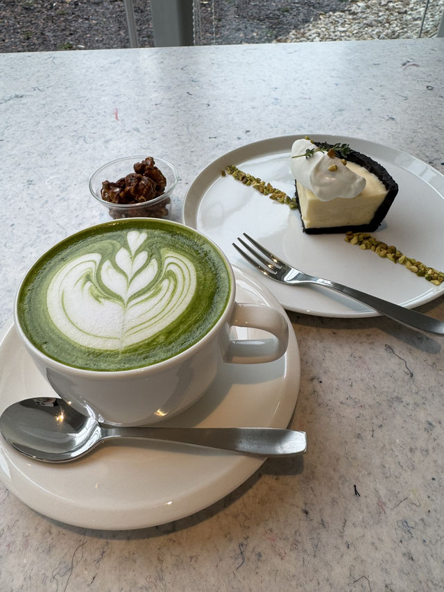美術館のような外観が話題のカフェ