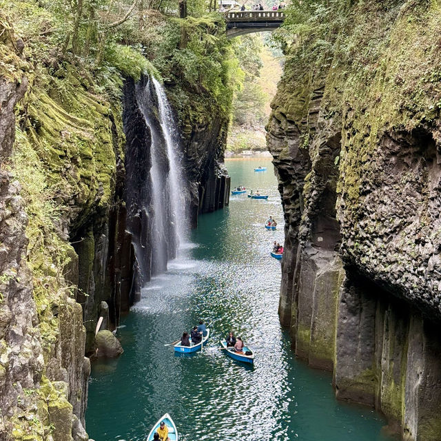 高千穂峡 (Takachiho Gorge, Miyazaki) – 神話が息づく幻想的な渓谷