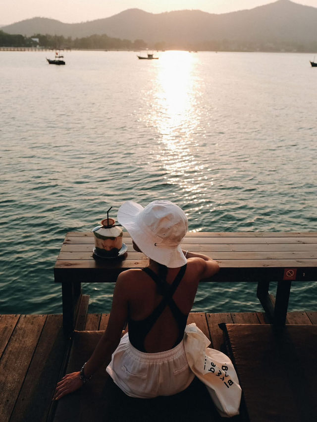 นั่งมองวิวทะเลแล้วมันฮีลใจ 🧡🌊