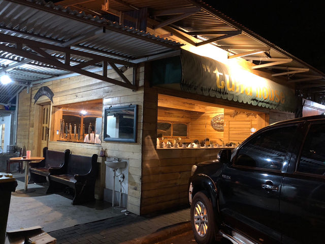【マナド】有名なマグロ料理レストラン「Tuna House」