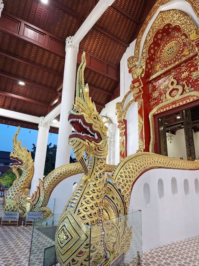 從黃昏拍到夜色降臨，柴迪隆寺真的美到犯規