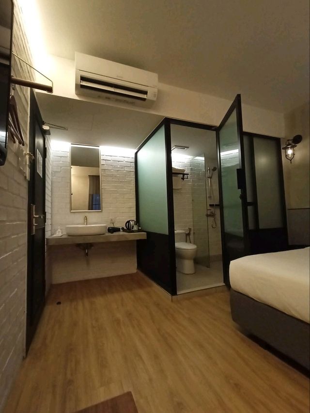 "Urban Chic Escape: Atelier Hotel JB’s Stylish King Retreat"