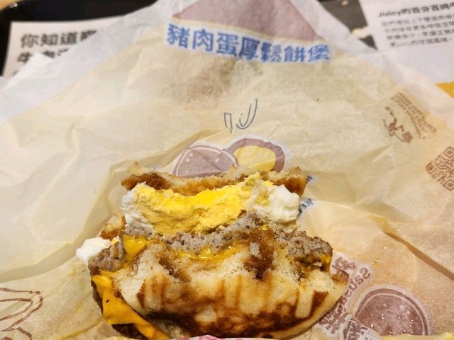 麥當勞 軍功店 豬肉蛋厚鬆餅漢堡