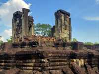 光が描く神殿画──バコン寺院、窓のフレーム越しに現れる奇跡