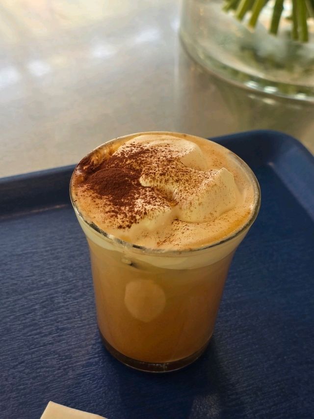 가로수길에서 만나는 감성 카페, KRMK CAFE
