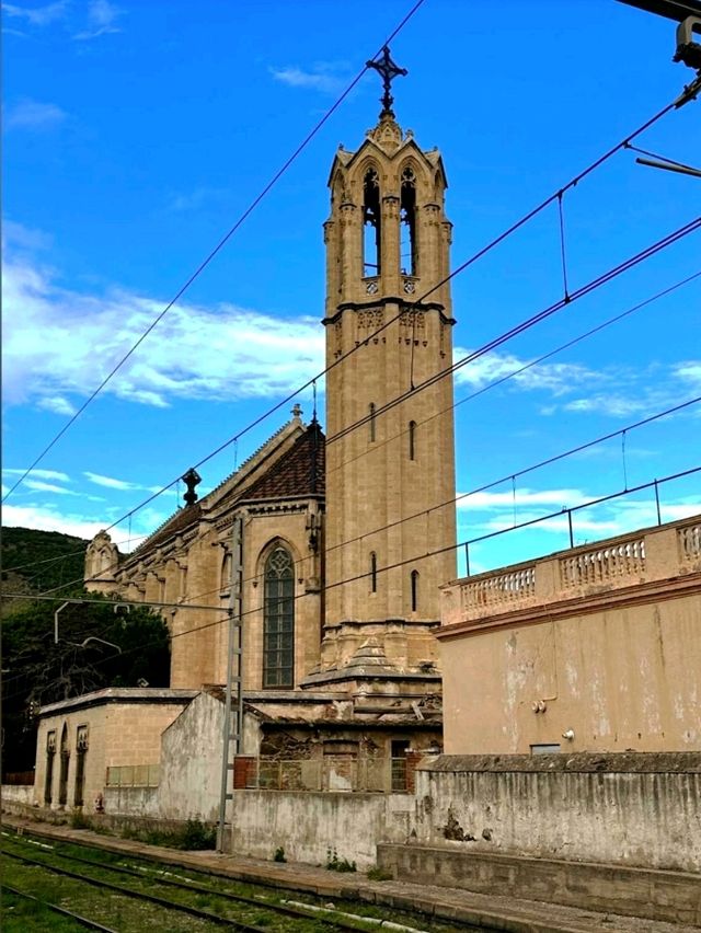 美麗的十九世紀末教堂建在鐵路旁